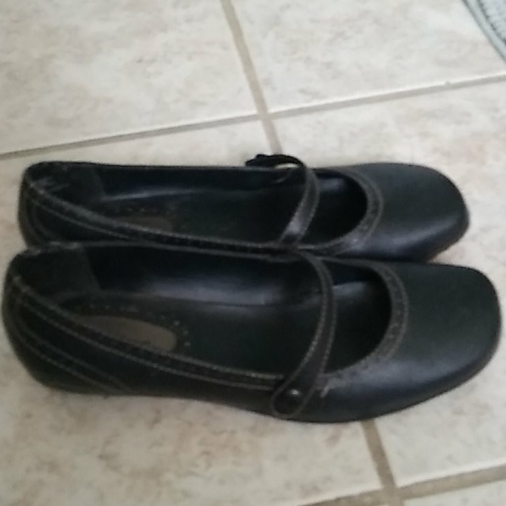 Shoes - Picture 4 of 4
